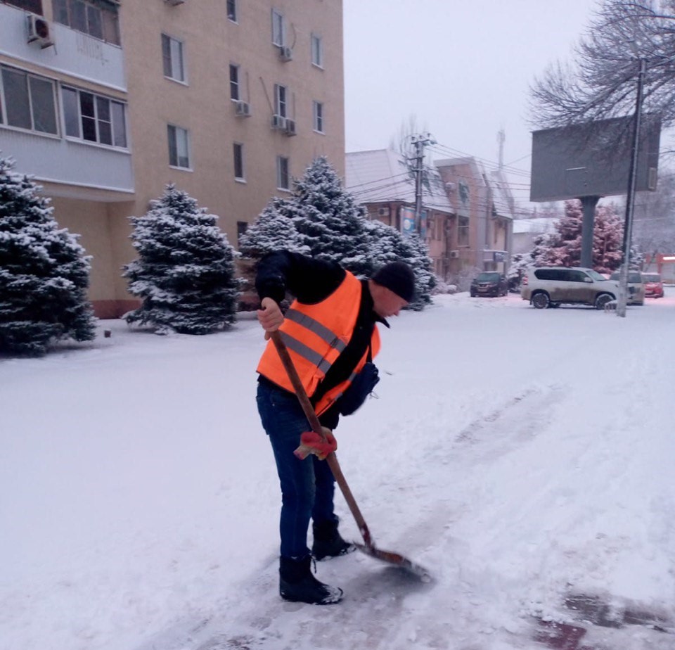 В Батайске продолжаются работы по уборке снега